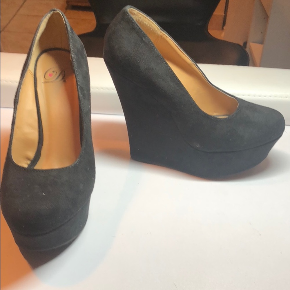 Delicious black wedge heels